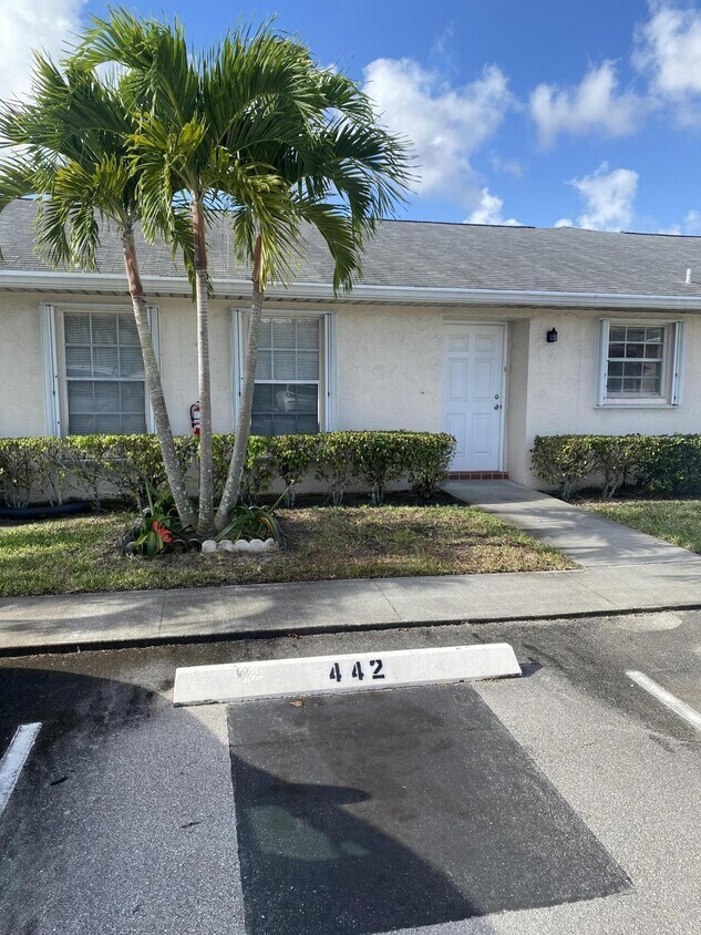 442 Franconia Cir, Lake Worth Beach, FL 33467 Condo for Rent in Lake