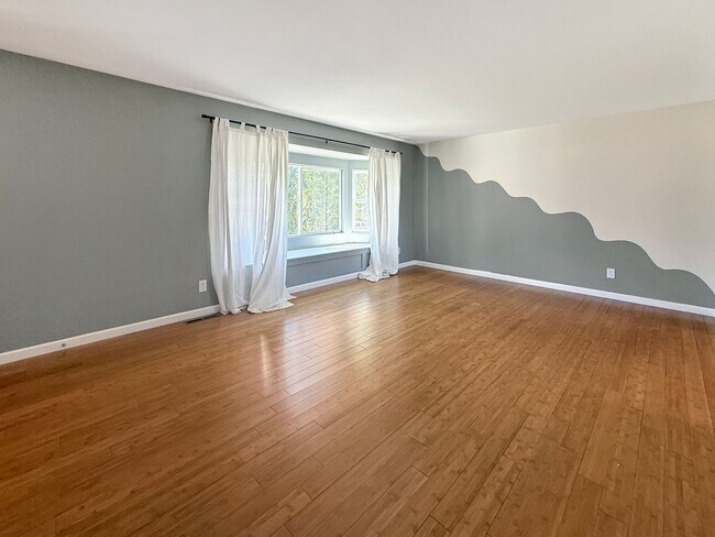 Foto del edificio - $0 DEPOSIT OPTION. SPACIOUS 4-BEDROOM CENT...