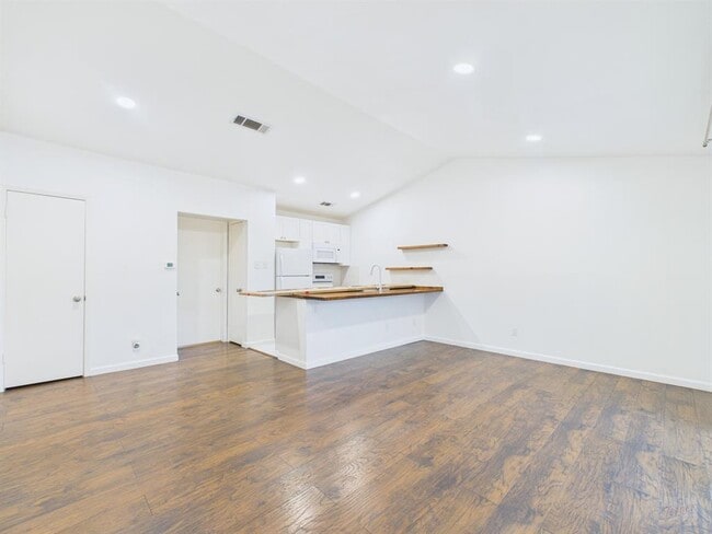 Foto del edificio - 1303 Hollow Creek Dr