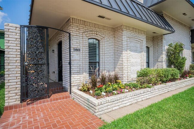 Foto del edificio - 5801 Orchid Ln