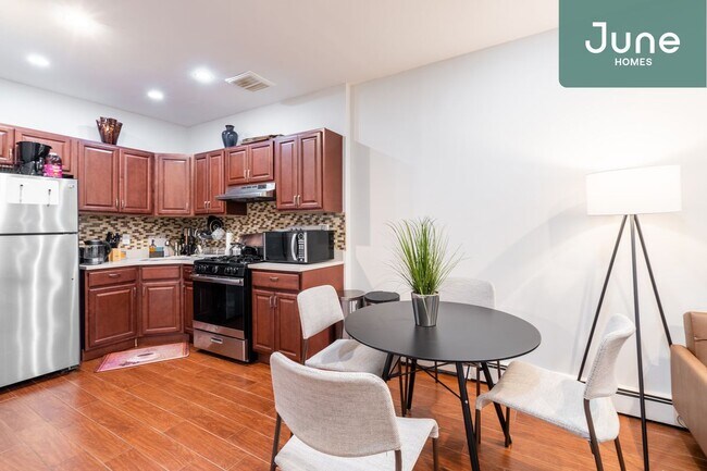 Building Photo - ROOM ONLY in 3-bed/1.0-bath Home