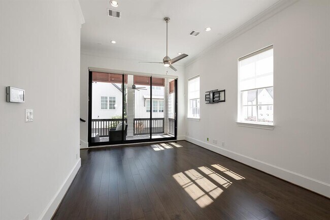 Foto del edificio - 3315 Timbergrove Heights St.