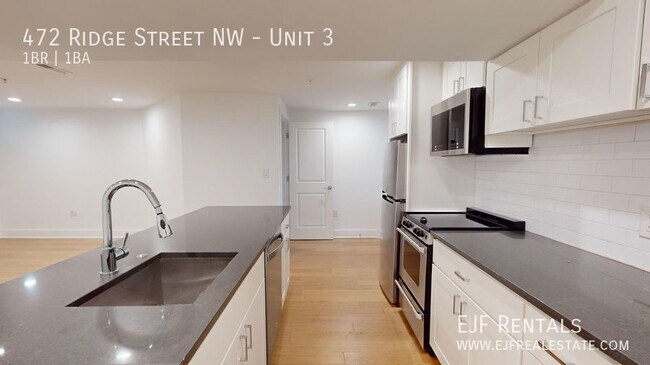 Foto del edificio - Spacious 800 Square Foot One Bedroom Plus ...