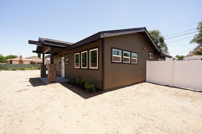 Building Photo - 4805 Charlotte Way