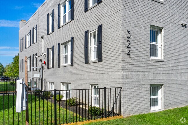 324 Calle 61 NE - 324 61st St NE