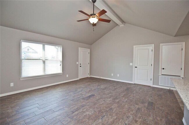 Building Photo - 310-D Commercial St