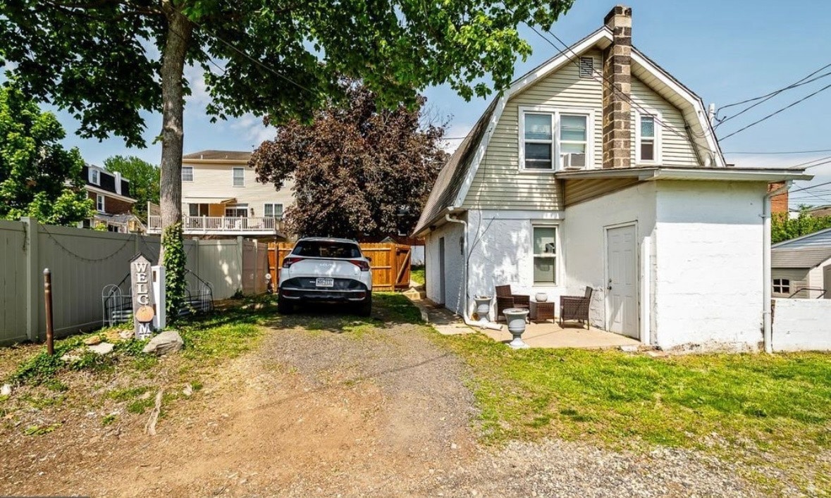 Primary Photo - 223 E 10th Ave