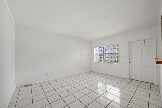 Building Photo - 5050 Bayview Dr