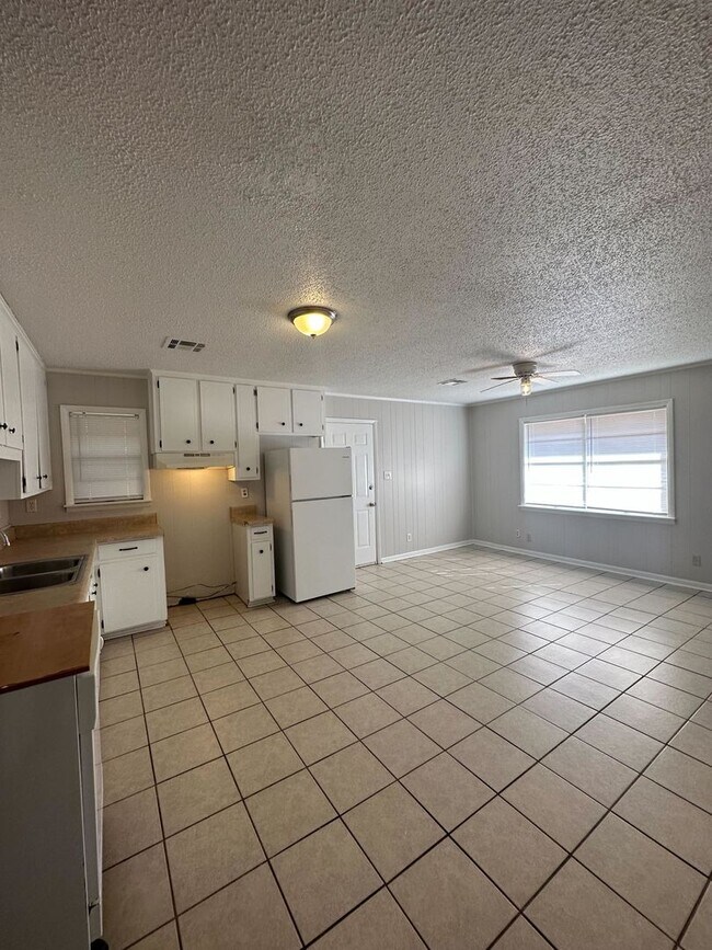 Building Photo - 412 Fieldbrook Dr
