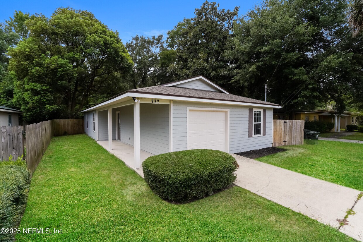 Foto principal - 737 Cypress Ave N