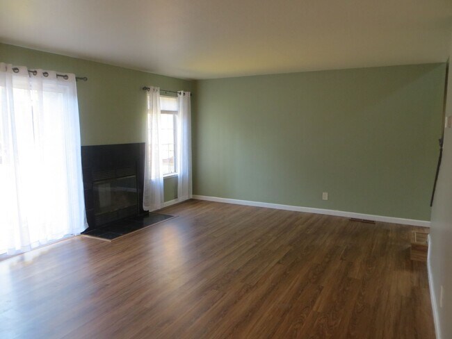Building Photo - Fantastic Castro Valley Location!