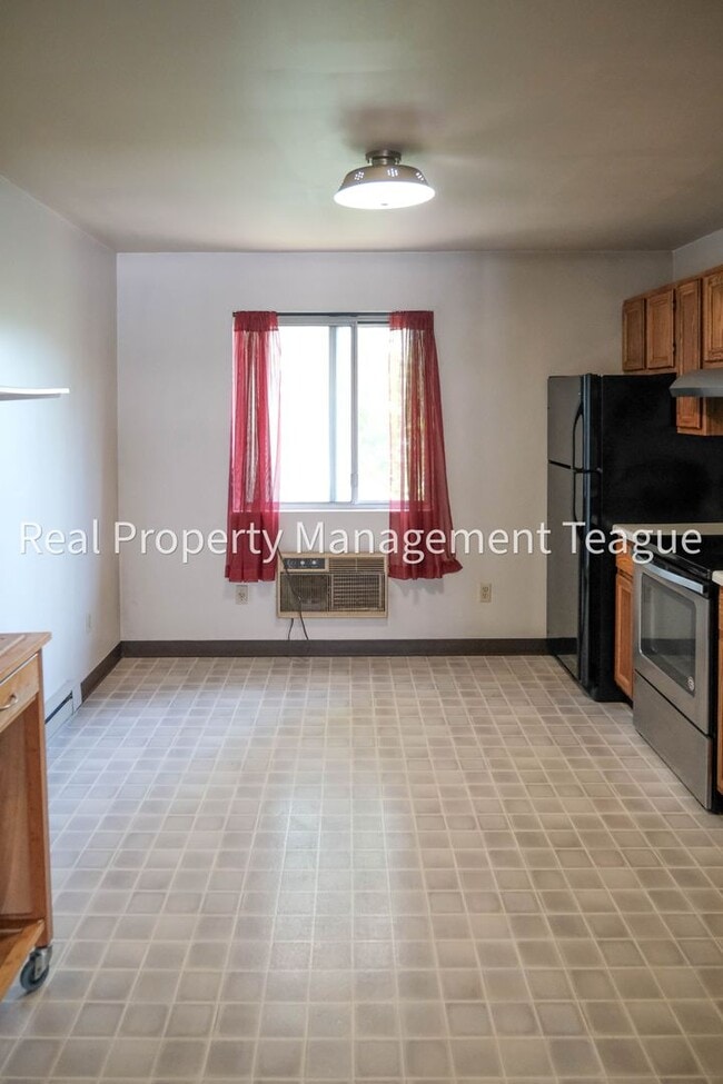 Building Photo - Pine Lane 32 B