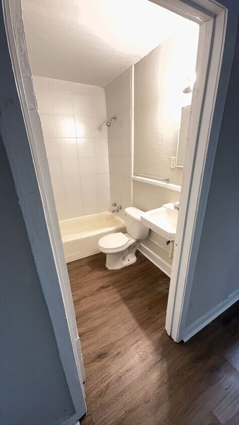 Foto del edificio - Charming Brick Duplex in Midtown - Open To...