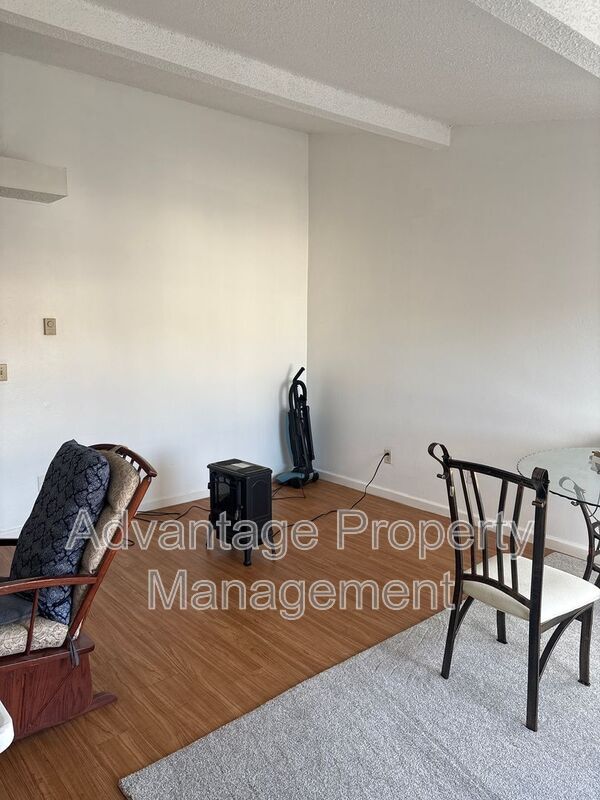 Building Photo - 146 SW Cottage St