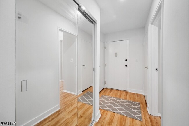 Building Photo - 798 Eves Dr