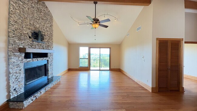 Foto del edificio - Welcome home to breathtaking views in this...
