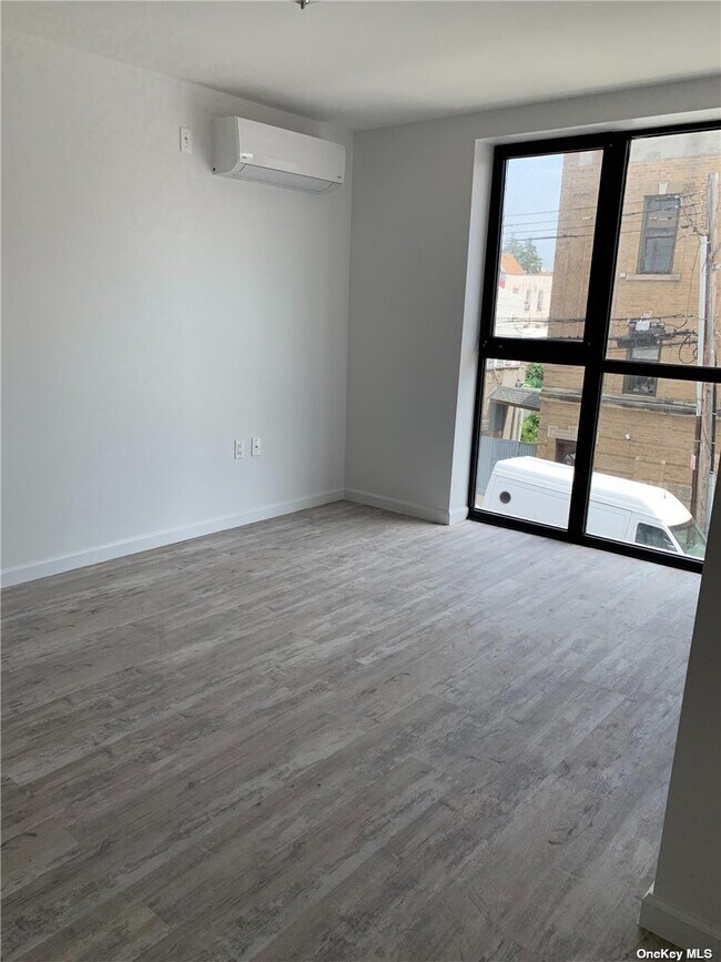 Foto del edificio - 103-21 Northern Blvd