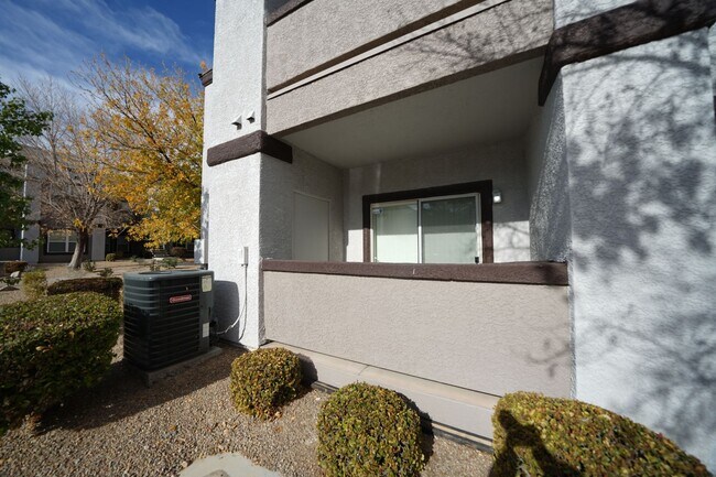Foto del edificio - SHOWINGS AVAILABLE NOW