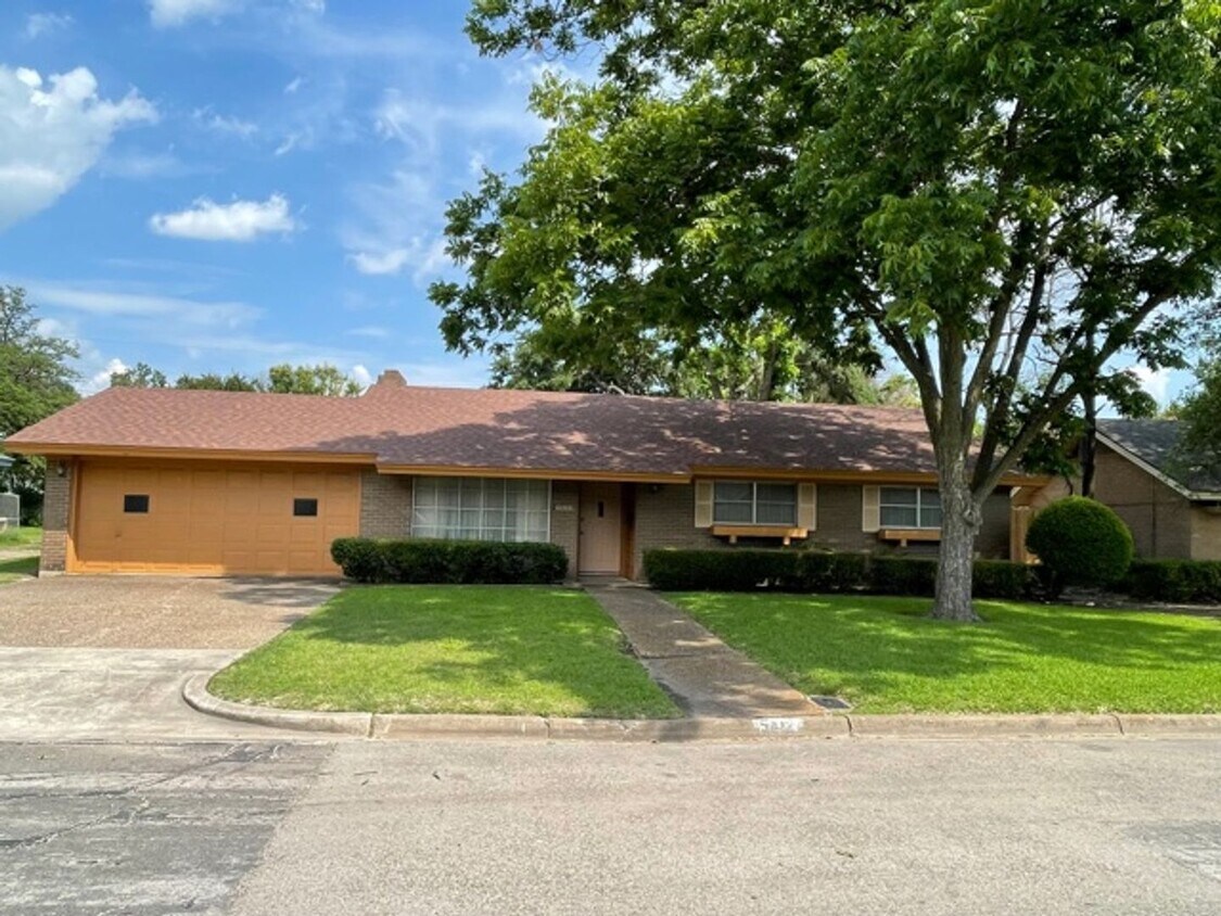Primary Photo - 5412 Lake Crest Dr