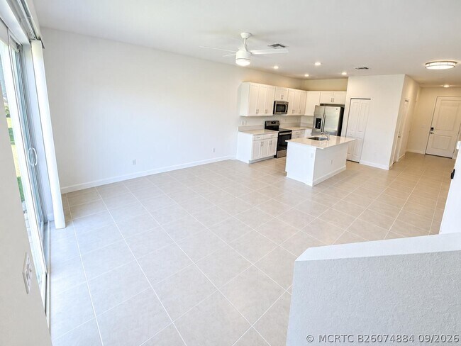 Building Photo - 321 SE Crossoak Ln