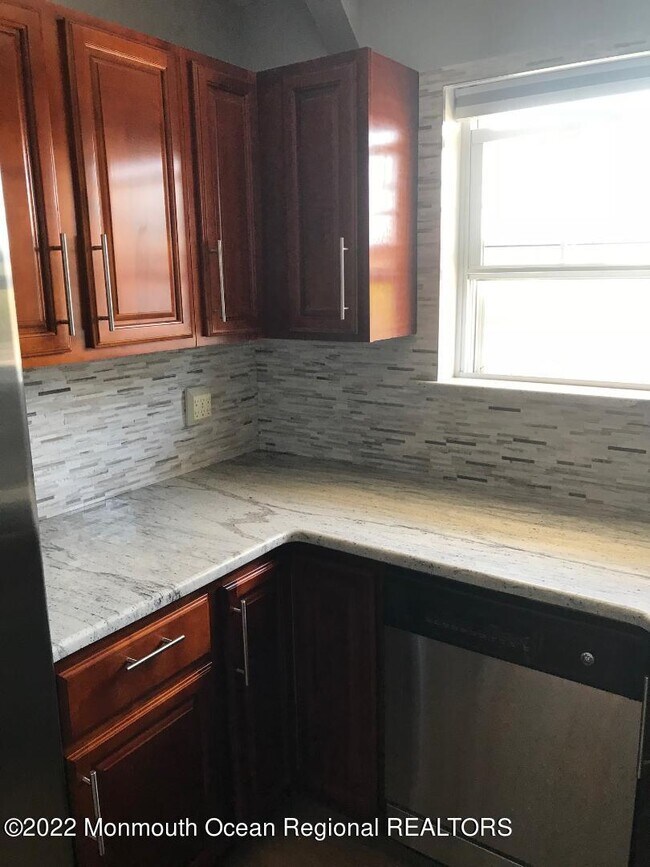 Foto del edificio - 200 Lareine Ave