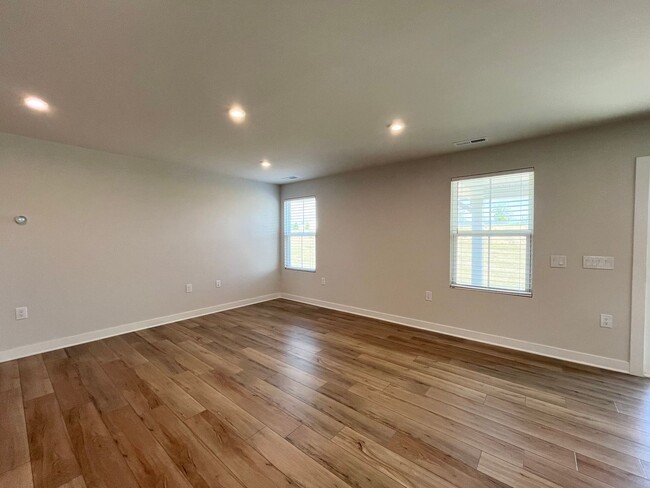 Building Photo - Charming 3BD, 2BA Fuquay Varina Home with ...