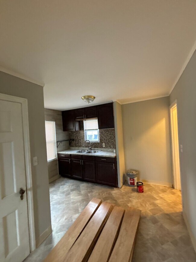 Building Photo - Fully Remodeled 3/1.5