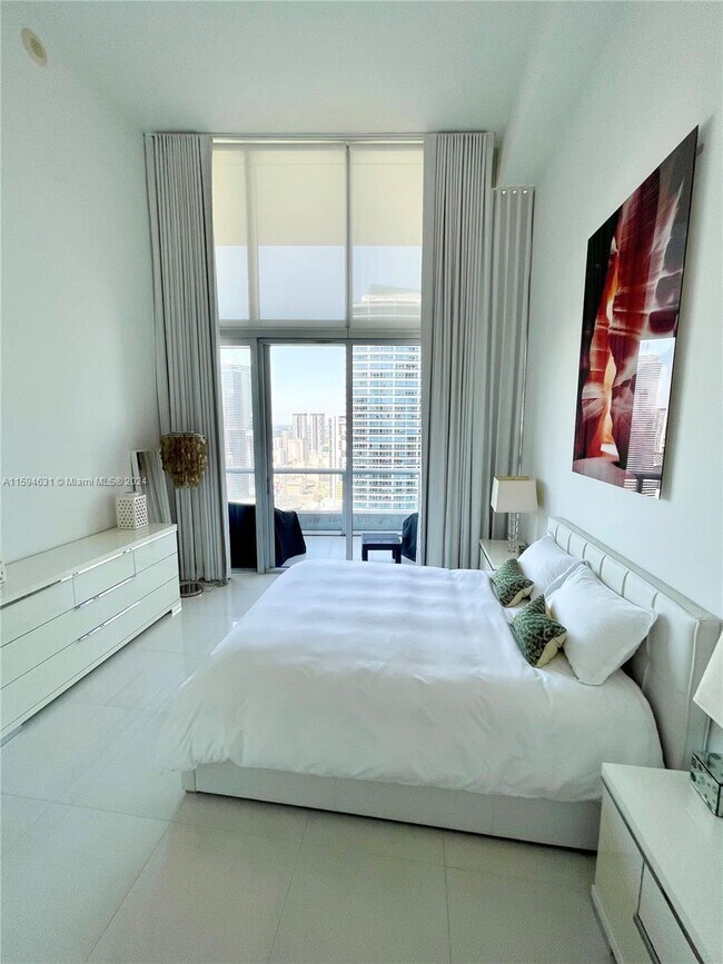 Building Photo - 485 Brickell Ave