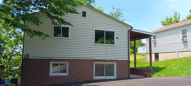 Building Photo - Christiansburg, 2 BR / 1 BA, Available in ...