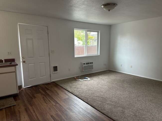 Building Photo - M924-926