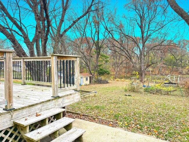 Foto del edificio - 3 Plus BR Sparkling Lakeshore Home with Two Kitchens, Fireplace, Huge Deck and is Pet Friendly!