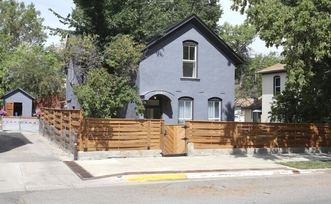 Building Photo - 312 N Davis St