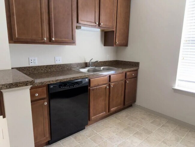 Foto del edificio - 2038 Shady Oak Dr