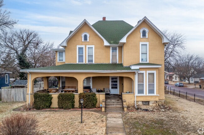 There are also plenty of larger estates throughout Hutchinson.