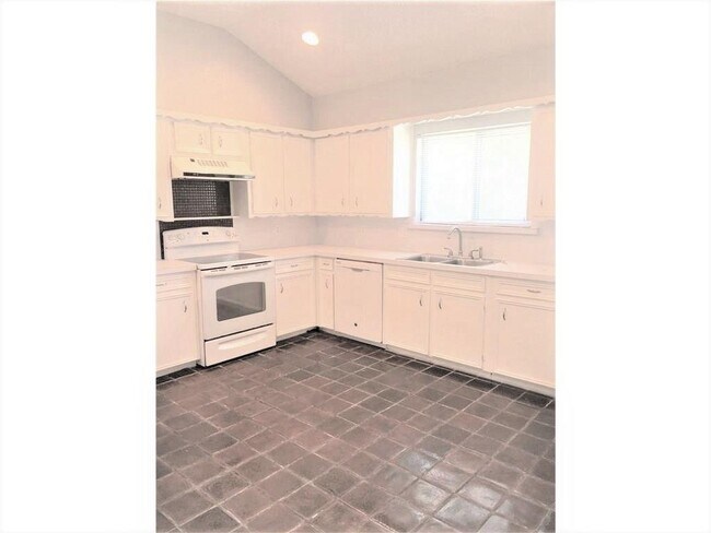 Building Photo - 8425 Donna Dr