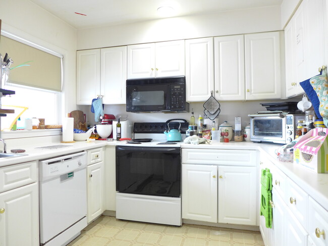 Building Photo - 23 Etna St