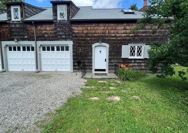 Building Photo - 10 Herb Rd