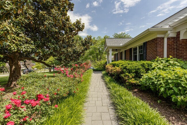 Foto del edificio - 1419 Clifton Ln