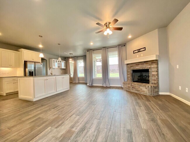 Foto del edificio - 3 Bed, 2.5 Bath in Gated Community with Private Pond