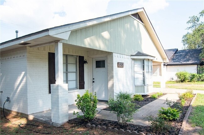 Building Photo - 3213 Heatherwood Dr