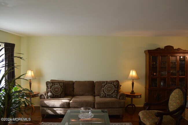Foto del edificio - 245 Larchwood Ct