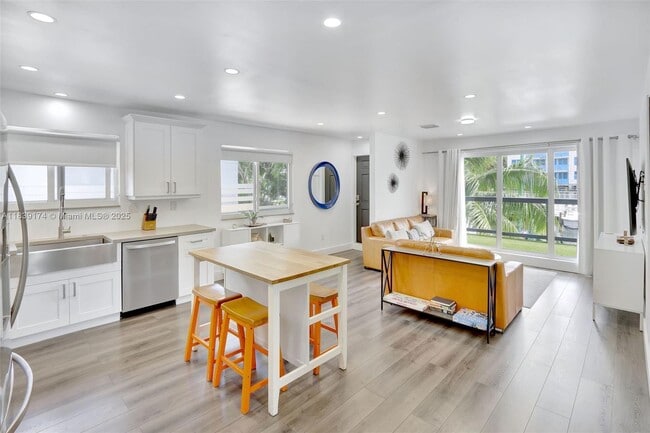 Building Photo - 320 Hendricks Isle