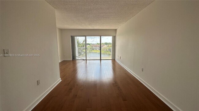Building Photo - 9359 Fontainebleau Blvd