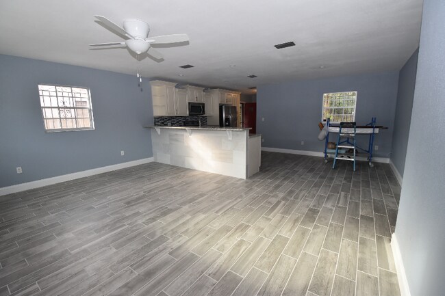 Building Photo - 1107 W Woodlawn Ave
