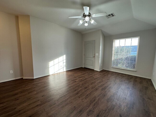 Foto del edificio - 3 Bedroom 2 Bathroom in Yukon! ****WINTER ...