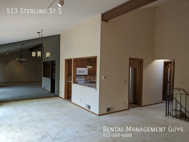 Building Photo - Awesome Townhome in Maplewood! Community P...