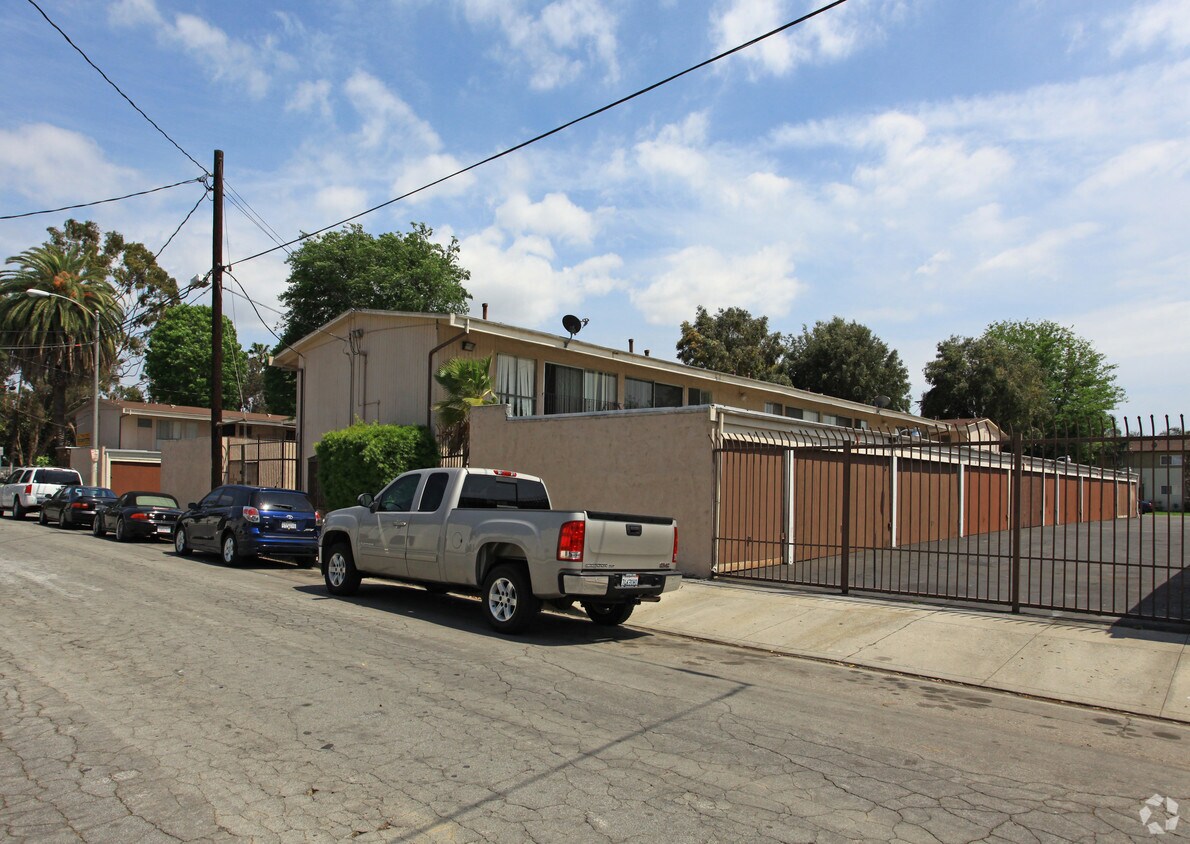 Primary Photo - 500 E Poppy St Apartments