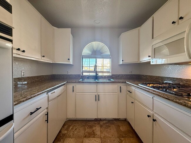 Foto del edificio - 2 BEDROOM CONDO WITH 2 BALCONIES, RIGHT NEXT TO THE POOL, MINUTES FROM THE STRIP