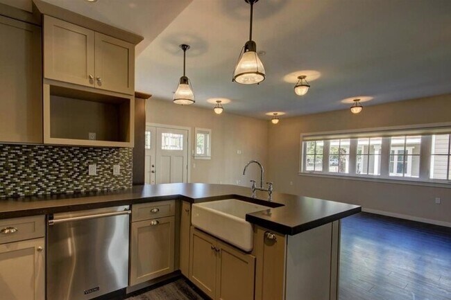 Building Photo - Beautiful unit must see!