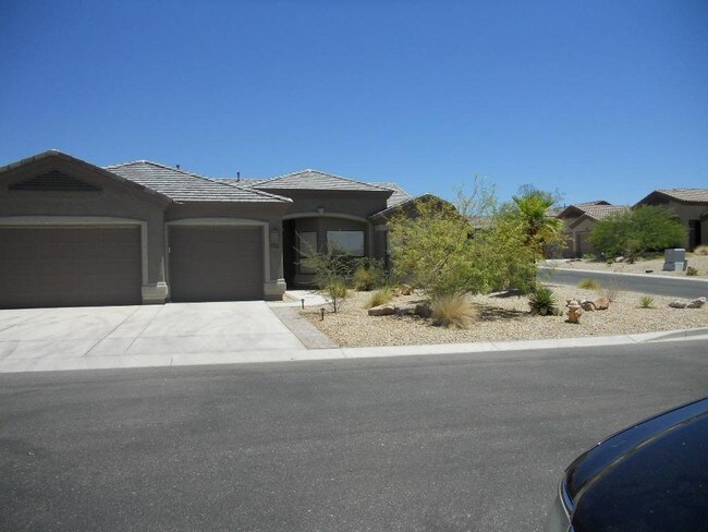 Building Photo - Pool Home in Talon Pointe